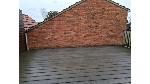 Een gerenoveerd duplex appartement bestaande uit een woonkamer, afzonderlijke keuken, 1 slaapkamer, badkamer, terras.