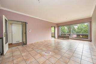 <p><span> </span></p><p><span>3-slaapkamer appartement met terras in doodlopende straat.</span></p><p><span> </span></p><p><span>De indeling:</span></p><ul><li><span>Woonkamer & Keuken:</span><span> living en ingerichte keuken.</span></li><li><span>Terras:</span><span> zonnig terras van 10 m² (oriëntatie: zuidwest)/balkon vooraan</span></li><li><span>Slaapkamers & Badkamer:</span><span> 3 slaapkamers en badkamer met ligbad (voorzien van douchescherm).</span></li><li><span>Extra’s:</span><span> apart toilet.</span></li></ul><p><span>Belangrijke troeven:</span></p><ul><li><span>Verwarming:</span><span> individuele gascondensatiebrander van 2018 (Vaillant).</span></li><li><span>Comfort:</span><span> aluminium ramen (2025) met hoogrendementsglas (1.0) .</span></li><li><span>Lage kosten:</span><span> € 57/maand. Alle meters zijn individueel, dus u betaalt enkel uw eigen verbruik.</span></li><li><span>Parkeren:</span><span> Verplichte garagebox (€ 25.000).</span></li></ul><p><span> </span></p><p><span> </span></p><p><span> </span></p>