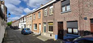 Brugge centrum: gelegen op 100 m van de Coupure, één van de mooiste locaties van Brugge. Laat je niet misleiden door de gevel: daarachter schuilt...