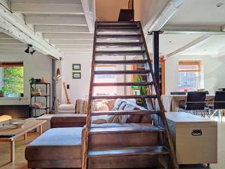 Laat u verleiden door deze charmante woning met veel karakter, die aangename, lichtrijke en functionele leefruimtes biedt.<br /><br />Bij het betreden van de woning ontdekt u een mooie leefruimte met een volledig uitgeruste open keuken, een gezellige eetplaats en een warme zithoek, ideaal om samen te genieten met familie en vrienden.<br /><br />De woonkamer geeft uit op een lichtrijke veranda, die momenteel is ingericht als bureauruimte. Deze ruimte is perfect geschikt voor thuiswerk, een hobbyruimte of een gezellige leeshoek. Op het gelijkvloers bevindt zich eveneens een douchekamer.<br /><br />Vanuit de veranda heeft u rechtstreeks toegang tot de tuin en het aangename overdekte terras, waar u in alle rust kunt genieten van mooie dagen.<br /><br />Op de verdieping geeft de nachthal toegang tot een afzonderlijk toilet en twee comfortabele slaapkamers.<br /><br />Buiten beschikt u bovendien over een ruime garage/atelier van ca. 50 m² met een technische ruimte en een wasruimte. Deze is zowel bereikbaar via de tuin als rechtstreeks vanaf de straat, waardoor ze ideaal is voor een zelfstandige, een hobbyist of als extra opslagruimte.<br /><br />Troeven van deze woning:<br />=> Conforme elektrische installatie<br />=> Privatieve parkeerplaats voor de woning<br />=> Ruime garage/atelier van ca. 50 m² met aparte toegang<br />=> Tuin en aangenaam overdekt terras<br /><br />Een charmante woning die comfort, functionaliteit en mooie ruimtes perfect combineert. Absoluut een bezoek waard!<br /><br />Info en bezoeken: 02/262.45.78 - meise@weinvest.be
