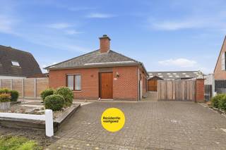 In een rustige woonomgeving in Jabbeke, met vlotte verbinding naar de E40, bevindt zich deze alleenstaande bungalow (bouwjaar 1984) op een perceel...