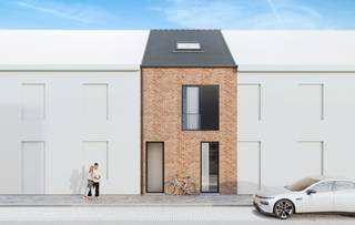 Een eigentijdse en budgetvriendelijke woonoplossing, perfect geschikt voor jonge gezinnen en investeerders. Patio 240 combineert een doordachte indeling met een warme, uitnodigende sfeer. Deze heropbouwbare woning komt bovendien in aanmerking voor het <strong>6% btw-tarief</strong>, wat de investering nog aantrekkelijker maakt. Hier woon je niet alleen slim, maar ook stijlvol en comfortabel.<br /><br /><strong>Slim ontwerp</strong><br /><br /><strong>Maatwerk met multifunctioneel meubel</strong><br />Bij binnenkomst valt direct het unieke, op maat gemaakte meubelstuk op. Dit langgerekte element start als een strak TV-meubel en transformeert naadloos in een keukenwerkblad, zitbank met kleerhaken en een handige opbergkast waarin technische installaties discreet zijn weggewerkt. Dit ontwerp maximaliseert de ruimte en biedt een harmonieuze balans tussen functionaliteit en esthetiek. Daarnaast omvat de benedenverdieping een <strong>lichtrijke keuken en zithoek</strong>, een <strong>praktische berging/wasplaats</strong>, een <strong>stijlvolle inkomhal</strong> en een <strong>gastentoilet</strong>. De open en doordachte indeling zorgt voor een vlotte circulatie en een ruimtelijk gevoel.<br /><br /><strong>Ruimte en comfort</strong><br /><br /><strong>Luxe badkamer en doordachte slaapverdiepingen</strong><br />Op de <strong>eerste verdieping</strong> bevindt zich de <strong>masterbedroom</strong>, die rust en privacy biedt. De moderne <strong>badkamer</strong> is uitgerust met een indrukwekkende <strong>inloopdouche van 200 cm</strong>, een stijlvol lavabomeubel en een <strong>afzonderlijk toilet</strong>.<br />De <strong>tweede verdieping</strong> biedt ruimte aan <strong>twee extra slaapkamers</strong>, ideaal voor kinderen, een thuiskantoor of logeerkamers. De combinatie van slimme indeling en kwalitatieve afwerking zorgt voor een woning waarin elk detail bijdraagt aan het wooncomfort.<br /><br /><strong>Gezellig buitenleven</strong><br /><br /><strong>Een stadstuin als groene oase</strong><br />Patio 240 biedt een warme en gezellige <strong>stadstuin</strong>, ideaal voor wie houdt van buitenleven in de stad. De sfeervolle aankleding met <strong>groene beplanting, terrasverlichting en een barbecuehoek</strong> maakt deze tuin tot een perfecte plek om te ontspannen of gasten te ontvangen. Dankzij de <strong>fiets- en wandeltoegang achteraan</strong> is de tuin niet alleen een esthetisch pluspunt, maar ook een praktische troef. Hier kunnen fietsen veilig gestald worden en tuinafval eenvoudig verwijderd worden.<br /><br /><strong>Betaalbaar wonen, slimme investering</strong><br />Patio 240 is niet alleen een thuis, maar ook een uitstekende <strong>investeringskans</strong>. Dankzij het <strong>budgetvriendelijke karakter</strong> en de mogelijkheid tot <strong>heropbouw aan 6% btw</strong> is dit project ideaal voor wie op zoek is naar een kwalitatieve en waardevaste woonst in Roeselare.<br />Hier kies je voor een woning die <strong>slim, duurzaam en stijlvol</strong> is. Een thuis waarin comfort en functionaliteit hand in hand gaan, met een doordacht design en een unieke stadsbeleving. Welkom bij Patio 240!