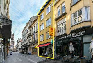 Investeer in een unieke handelspand met drie appartementen in hartje Blankenberge!<br /><br />Ontdek deze uitzonderlijke investeringsopportuniteit aan de Belgische kust! Deze handelswoning met drie appartementen is ideaal voor wie op zoek is naar een rendabele opbrengsteigendom of een combinatie van wonen en verhuren. Het gebouw is gunstig gelegen in Blankenberge, op wandelafstand van het strand, winkels, horeca en openbaar vervoer – een toplocatie die zowel bewoners als toeristen aanspreekt.<br /><br />Het pand omvat:<br />- Eén ruim handelspand van 104m² op de gelijkvloerse verdieping;<br />- Drie ruime tweeslaapkamer appartementen van 98m²<br />Alle appartementen zijn momenteel verhuurd, wat betekent dat u vanaf dag één geniet van een stabiel en direct rendement. <br /><br />Dankzij de centrale ligging en de blijvende populariteit van Blankenberge als kustbestemming, blijft de huurmarkt hier bijzonder sterk. Of u nu kiest voor verder verhuren of gedeeltelijke eigen bewoning, dit gebouw biedt flexibiliteit, zekerheid en toekomstwaarde.<br /><br />Neem voorsprong met een vrijblijvende en gratis schatting van uw eigendom via:<br />http://www.residentievastgoed.be/gratisonlineschatten