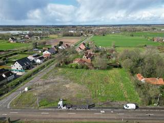 <p><span>Tussen Moerbeke en Klein Sinaai</span><span><br />Dit stukje paradijs situeert zich aan de schilderachtige Oostvaart, omgeven door weelderig groen, idyllische weilanden en een Vlaamse kasseistrook. <br />De locatie biedt niet alleen een serene rust, maar ook gemakkelijke toegang tot alle voorzieningen en uitstekende bereikbaarheid.<br /><br /></span><span>Bouwgrond van 740 m² - voor open bebouwing<br /></span><span>Dit bouwlot is bestemd voor open bebouwing en is vrij van bouwverplichting. <br />Het perceel is bouwrijp en voorzien van alle nodige aansluitingen, waardoor je direct aan de slag kunt met het verwezenlijken van jouw droomhuis.<br /><br />De verkavelingsvoorwaarden laten de realisatie van een open bebouwing toe,<br />bestaande uit 2 bouwlagen,<br />met het gelijkvloers tussen 9 en 18 meter en de verdieping tussen 9 en 15 meter diep.<br /><br />Dit is een mooie kans om jouw droomwoning te realiseren op een idyllische locatie die rust, natuur en bereikbaarheid combineert.<br /><br /></span></p>