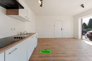 Gerenoveerd gelijkvloers appartement te koop in Vosseslag – De HaanOp slechts 1,3 km van de zeedijk en 3 km van het charmante centrum van De Haan,...