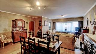 Appartement op de 1ste verdieping op een perceel van 18 are 61 ca in nabijheid van station Mechelen-Nekkerspoel. <br />Alles op één niveau (geen lift aanwezig). West georiënteerd.<br />Omvat: ruime living 36m², ingerichte keuken, badkamer, 2 slaapkamers (15m² - 10m²), berging, balkon 5m op 0,55m met berging.<br />Cv-aardgas. EPC 132 kWh/m² - energielabel B - UC3736713-RES-1.<br />Bouwjaar: 1976 - goede staat.<br />Totale vloeroppervlakte: 95m² + balkon. Ki: 916 euro.<br />Afzonderlijk: garage verplicht bij aan te kopen aan 30.000 euro (totaal 265.000 euro).<br />Stedenbouw vastgoedinfo in aanvraag (woongebied - geen voorkooprecht ruimtelijke ordening).<br />Niet overstromingsgevoelig - gebouwscore A - perceelscore A.