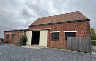 Zoekt u een goed beveiligde opslagruimte of werkplaats? Dit compacte magazijn van 120 m² is nu beschikbaar voor verhuur op een afgesloten terrein.Het magazijn biedt een vrije hoogte van 2,65 meter en is gemakkelijk toegankelijk via één schuifpoort (3 meter breed x 2,90 meter hoog).Kenmerken & Specificaties:*Oppervlakte:120 m²*Toegang: 1 schuifpoort (3,00 m x 2,90 m)*Hoogte: Vrije hoogte van 2,65 m*Elektriciteit: Aparte teller met 3-fasige aansluiting aanwezig.*Water: Voorziening via een regenput van 15.000 liter (geen stadswater).*Beveiliging: Gelegen op een terrein dat volledig afsluitbaar is met een automatische poort.Voorwaarden:* Huurwaarborg van 3 maanden.* De onroerende voorheffing wordt doorgerekend aan de huurder.Interesse?Neem contact met ons op voor meer informatie of om de locatie te bezichtigen.