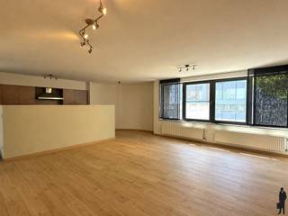Ontdek dit ruim en lichtrijk appartement gelegen op de eerste verdieping te Ferdinand Coosemansstraat 4, 2600 Antwerpen. Met een gunstige EPC-score B, drie volwaardige slaapkamers en een aangenaam terras, biedt dit appartement een ideale combinatie van ruimte, comfort en een centrale ligging.<br /><br />GA NAAR WWW.DEBOERENPARTNERS.BE OM RECHTSTREEKS UW ONLINE AFSPRAAK IN TE PLANNEN<br /><br />Indeling:<br />Inkomhal<br />Zeer ruime en lichtrijke leefruimte met grote raampartijen<br />Open, volledig uitgeruste keuken<br />Drie volwaardige slaapkamers<br />Badkamer met ligbad en dubbele lavabo<br />Tweede badkamer met douche<br />Apart toilet<br />Praktische berging/wasplaats<br />Aangenaam terras<br /><br />De leefruimte vormt het hart van het appartement en geniet van veel natuurlijke lichtinval dankzij de brede raampartijen. De open keuken sluit hier naadloos op aan en zorgt voor een gezellige en functionele leefomgeving. De drie slaapkamers bieden voldoende ruimte voor een gezin, bureau of hobbykamer.<br /><br />Bijzonderheden:<br />Parking mee aan te huren aan €100/maand<br />Vaste kosten: €150/maand (gemeenschappelijke delen)<br />Aparte meters <br />EPC B<br />Onmiddellijk beschikbaar<br /><br />GA NAAR WWW.DEBOERENPARTNERS.BE OM RECHTSTREEKS UW ONLINE AFSPRAAK IN TE PLANNEN