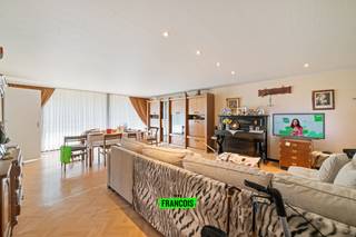 Dit ruim en zorgvuldig onderhouden appartement is gelegen aan de Spuikom te Oostende. Het betreft een rustige buurt met een vlotte verbinding naar het centrum. <br /><br />Het appartement is zeer ruim en geniet van talrijke troeven. Er is een open leefruimte met aangename lichtinval. U heeft hier een eet-en leefhoek, aanpalend is er de functionele keuken met een extra berging. <br /><br />Verder zijn er drie volwaardige slaapkamers aanwezig. De badkamer is uitgerust met een lavabo en douche, het toilet is apart. <br /><br />Vanop het balkon is er een leuk uitzicht op de groene omgeving en de spuikom.<br /><br />Dankzij het energielabel B betreft het hier daarenboven een energiezuinig appartement! <br /><br />Aarzel niet en neem contact op voor meer info of een afspraak. <br /><br />