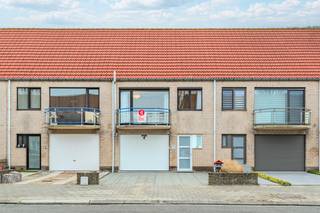 Cette maison de ville lumineuse à vendre est située dans un quartier résidentiel calme d'Ostende, à proximité des transports en commun, des commerces et à deux pas du centre-ville animé d'Ostende. Disposition :* Rez-de-chaussée- hall d'entrée avec placard intégré- toilettes séparées- chambre 1 (11m²)- pièce intermédiaire/débarras avec accès au jardin- garage avec portail automatique et raccordement pour machine à laver. - jardin ensoleillé (88 m²) avec gazon artificiel facile à entretenir et abri de jardin*Premier étage- espace de vie lumineux- terrasse confortable adjacente à l'espace de vie- cuisine ouverte avec four combiné, lave-vaisselle, réfrigérateur, plaque vitrocéramique et évier- salle de nuit- deuxième chambre (10 m²)- salle de bain avec baignoire avec paroi de douche, mobilier de salle de bain avec armoire à glace*Deuxième étage (accessible par un escalier rétractable)- grenier spacieux sur toute la surface de la maison et possibilité de meubler une chambre supplémentaireAvantages :- jardin ensoleillé avec abri de jardin- emplacement calme mais central à Ostende- garage avec portail automatiqueVous recherchez une maison située au calme avec garage et jardin à vendre à Ostende ? Contactez-nous pour plus d'informations ou pour une visite sur place.