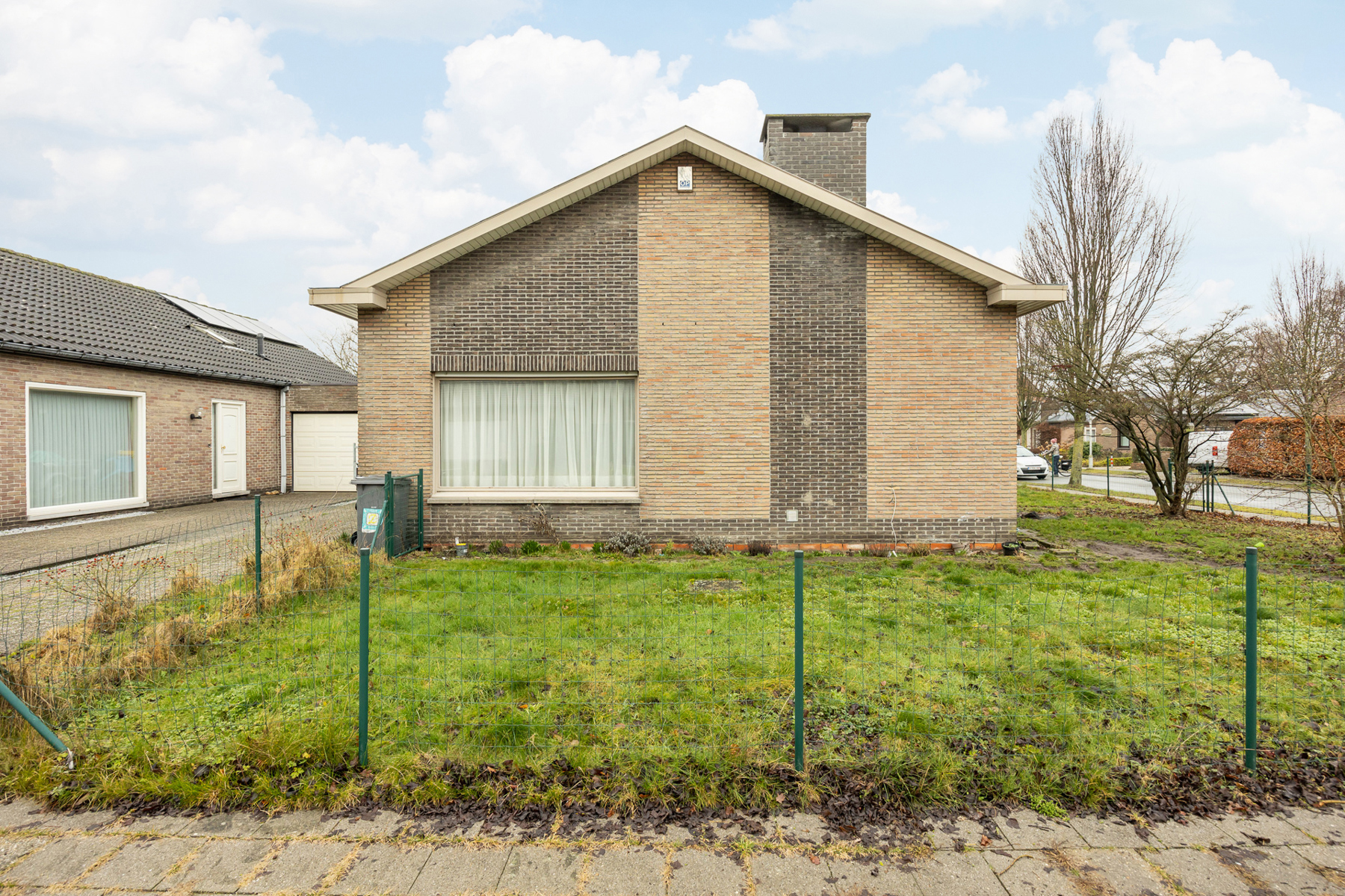 Leuke laagbouwwoning met 3 slaapkamers, oprit en tuin - foto 3