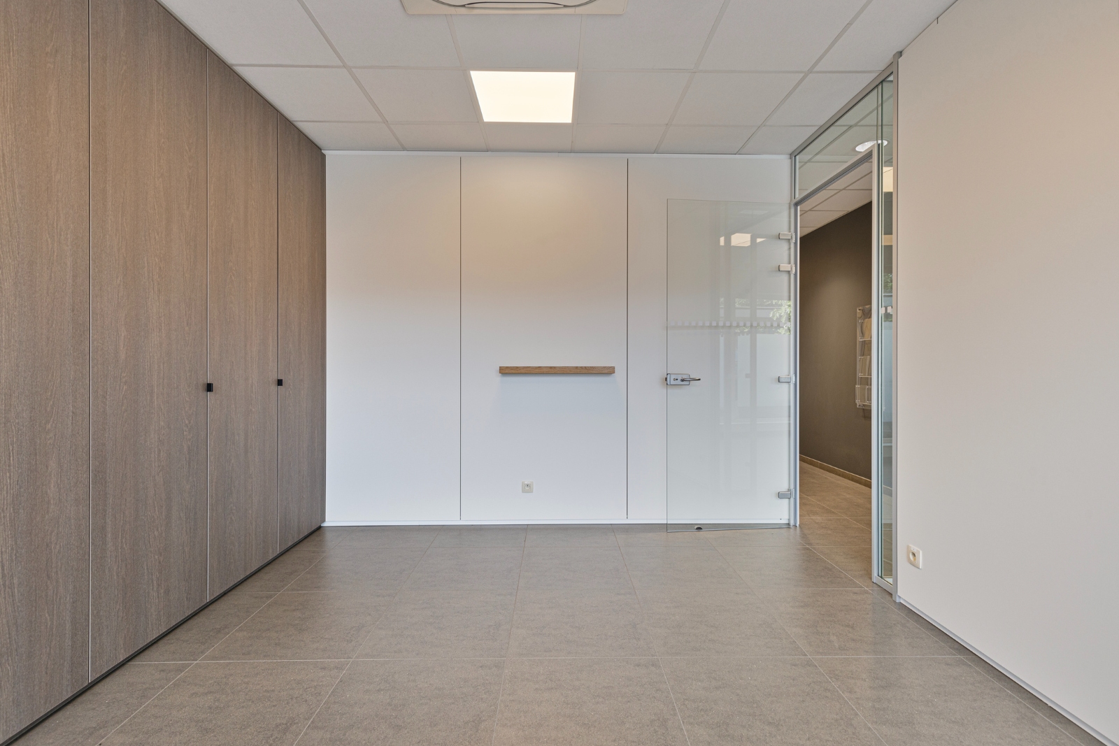 Kantoor- of praktijkruimte met 3 staanplaatsen - foto 4