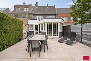 Ontdek deze prachtige en vernieuwde stadswoning met 7 (slaap)kamers en een heerlijke, zonnige zuidtuin. De woning combineert authentieke charme met modern wooncomfort en beschikt bovendien over een inpandige garage met oprit.
Bij het binnenkomen word je verwelkomd in de stijlvolle inkomhal met gastentoilet en een imposante ronde trappenhal, die meteen het karakter van de woning onderstreept. De gezellige leefruimte met halfopen, volledig geïnstalleerde keuken en eethoek geeft uit op de lichtrijke tuinkamer, waar het heerlijk vertoeven is met uitzicht op de zonnige stadstuin – perfect voor sfeervolle zomeravonden.
Op de eerste verdieping, bereikbaar via de royale trappenhal, bevinden zich vier ruime slaapkamers en een comfortabele badkamer met inloopdouche, toilet en wastafelmeubel. De hoofdslaapkamer beschikt bovendien over een ingebouwde kastenwand.
De tweede verdieping biedt nog drie extra kamers, ideaal als hobbyruimte, werkplek of extra slaapkamers, met evt. de mogelijkheid voor een extra badkamer.
Deze verzorgde en uiterst veelzijdige stadswoning onderscheidt zich door haar royale binnenruimte, zuidgerichte tuin, gunstige ligging nabij het ziekenhuis, stadspark, E34 en ring, en op wandelafstand van het centrum. De woning beschikt bovendien al over een energielabel B.
Kortom: een instapklare, karaktervolle stadswoning met veel ruimte, licht en mogelijkheden – ideaal voor wie royaal comfortabel en centraal wil wonen binnen de ring met alle voorzieningen zoals, scholen, winkels, stadspark, ziekenhuis, wandel - fietsroutes en sportmogelijkheden in de directe omgeving.
Vermelde afmetingen/oppervlakten zijn steeds indicatief. Oppervlakten conform EPC
