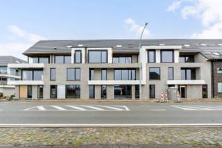 Kwalitatief wonen in Zedelgem!<br /><br />Ontdek de prachtige nieuwbouwappartementen in Residentie Cyriel.<br /><br />16 ruime, lichtrijke nieuwbouwappartementen waarvan de bereikbaarheid, duurzaamheid en de rust grote troeven zijn. Tevens worden er 25 ondergrondse autostaanplaatsen en privatieve bergingen voorzien.<br /><br />Locatie:<br />De residentie wordt opgetrokken op de Leeuw te Zedelgem, waar de voornaamste winkels op wandel– of fietsafstand te vinden zijn. Dankzij de ruime gemeenschappelijke tuin, privatieve tuinen of ruime terrassen geniet u van de rust en natuur, alsook van een bruisende leefomgeving met alle voorzieningen vlakbij. Tevens situeren de appartementen zich vlakbij de op – en afrit van de E40 en E403. Een wandeling aan zee of het historisch stadscentrum van Brugge is dus nooit veraf!<br /><br />Duurzaamheid:<br />De residentie wordt opgetrokken uit duurzame materialen en geniet een hoogstaande afwerking. Er wordt gekozen voor moderne materialen en er wordt een E-peil van <30 nagestreefd. In elke entiteit wordt gewerkt met warmtepomptechnologie, vloerverwarming met koeling (voor het hele jaar een aangenaam binnenklimaat). <br />Elk appartement kan worden afgewerkt naar eigen smaak, en er is een ruime keuze voorzien naar materiaalkeuze. De koper wordt steeds persoonlijk begeleid doorheen alle keuzemogelijkheden. Lastenboek ter inzage op kantoor.<br /><br />Rust:<br />Elk appartement wordt gekenmerkt door veel licht en ruimte, en de toegankelijkheid naar groen. De gemeenschappelijke tuin achteraan, rechtstreeks bereikbaar vanuit het gebouw, is voor alle bewoners toegankelijk en betekent een absolute meerwaarde. Een oase van rust voor elke bewoner.<br /><br />Voor meer info, maak een afspraak op kantoor : 0470 50 50 50 of info@futurimmo.be.