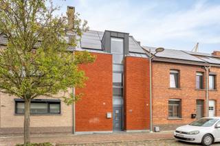 RUIME, ENERGIEZUINIGE WONING MET MODERNE ARCHITECTUUR EN AANGENAME TUIN OP 3A 81CA.De recente woning (bj. 2009) is gelegen langsheen de Rijweg te...