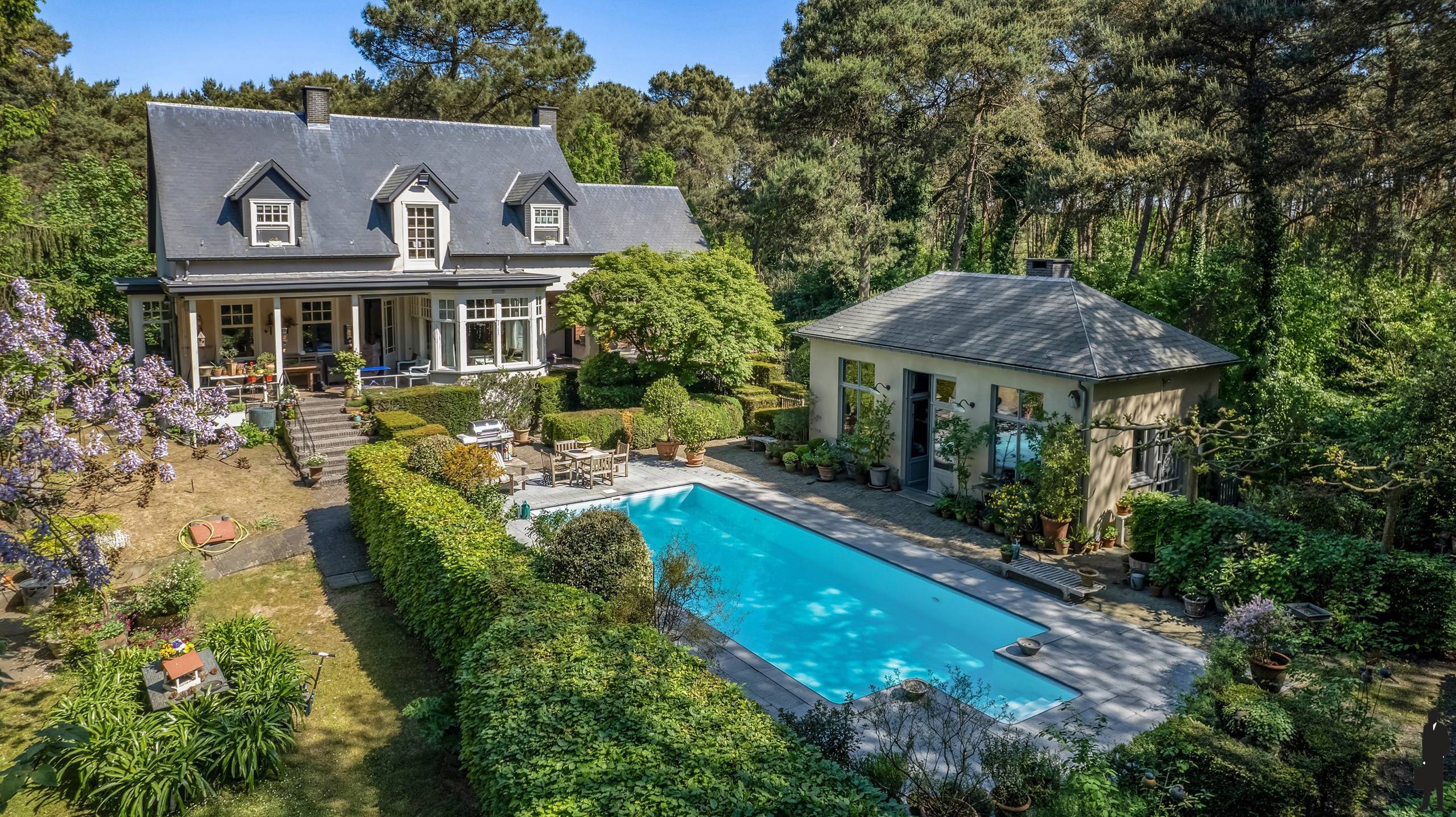 Exclusieve en uniek gelegen Engelse cottagevilla met orangerie, zwembad en aanpalende bouwgrond op ca. 1,1 ha in bosrijke omgeving. - foto 1