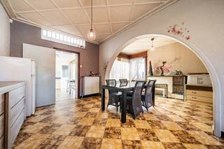 Contact et visites : Mattia Di Pisa 0484 64 96 68 mattia.dipisa@weinvest.be Villa de 155 m2 à rafraîchir avec un grand garage, jardin et véranda...