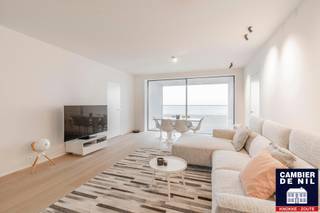 Exclusief te koop: Appartement met frontaal zeezicht in Residentie One Carlton. One Carlton is de ultieme pièce de résistance op het Albertplein in Knokke-Zoute. De beeldbepalende architectuur van wereldklasse in combinatie met de spectaculaire panoramische zeezichten maken ‘One Carlton’ het meest exclusieve project aan onze Belgische kust.
Indeling: Ruime inkomhal met toilet en berging. Open leefruimte uitgevend op het terras met frontaal zeezicht. Keuken voorzien van alle comfort.
2 Slaapkamers voorzien van ingemaakte kasten en badkamer met douche. Toegang tot de fitness, sauna en zwembad. Fietsenberging in het gebouw. Bezoeken mogelijk op afspraak: 050/60.10.20 (Epeil46)
Mogelijkheid tot aankoop van garagebox