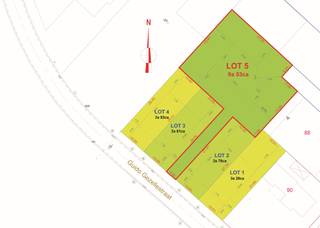 In een mooie, rustige en verzorgde straat op wandelafstand van het centrum (winkels, scholen, ...) bevindt zich dit uitstekend gelegen perceel bouwgrond voor open bebouwing. <br />Dankzij de oprijlaan van 28 meter geniet je hier van uitzonderlijke privacy én een statige toegang tot je toekomstige woning.<br /><u>Troeven :</u><br />- Geschikt voor open bebouwing<br />- Oprijlaan van ca. 28 m<br />- mogelijke gevelbreedte woning = 18m<br />- bebouwbare oppervlakte gelijkvloers +/- 150m²<br />- 1 bouwlaag (+ dak)<br />- Rustige straat met kwaliteitsvolle omgeving<br />- Dicht bij winkels, scholen, openbaar vervoer en centrum<br />=> Ideaal voor wie ruimte, rust en privacy zoekt<br /><u>Omschrijving :</u><br />Het perceel ligt in een aangename woonomgeving waar kwaliteit en rust centraal staan. De ruime oprijlaan creëert een elegante toegang en biedt tal van mogelijkheden voor een hedendaagse architectuur met aandacht voor licht, zicht en groen.<br />Dankzij de nabijheid van het centrum geniet je van alle voorzieningen binnen handbereik, zonder in te boeten op woonkwaliteit.<br /><u>Interesse?</u><br />Een ideale kans voor wie droomt van een vrijstaande woning op een toplocatie.<br />Contacteer ons voor meer informatie of een bezoek ter plaatse.