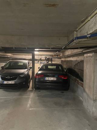 Vlot in te rijden parkeerplaats. Deze bevindt zich in de kelderverdieping -1 van een residentie die vlakbij de kerk en op  200m van de Zeedijk thv...