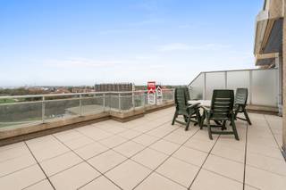 [[ DIT PAND NEEMT DEEL AAN DE ERA OPEN HUIZEN DAG OP 6/12 VAN 16:00 TOT 17:00 ]]
ort – Uniek penthouse met zeezicht, vaargeulzicht én parkzicht
<p>Te koop: schitterend gelegen penthouse in het hart van Nieuwpoort, met twee ruime, perfect zuidgerichte terrassen die een adembenemend panorama bieden: van de zee en de vaargeul tot het groene park.</p>

<p>Dit exclusieve appartement beschikt over twee slaapkamers, een lichtrijke leefruimte met open keuken en grote raampartijen die binnen en buiten naadloos laten samenvloeien. De zon, het uitzicht en de ruimte maken van dit penthouse een zeldzame vondst aan de kust.</p>

<p>Extra troef: mogelijkheid tot aankoop van een garage in de residentie.</p>

<p>Een ideale combinatie van ligging, comfort en luxe – perfect als tweede verblijf of om het hele jaar door te genieten van de kust.<br /><br />Meer informatie? Contacteer Gert op 058 222 222 of op gert@eraservimo.be</p>