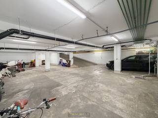 <strong>2-SLAAPKAMER APPARTEMENT</strong> op <strong>TOPLIGGING IN HET CENTRUM</strong> van Oudenaarde. Op <strong>WANDELAFSTAND </strong>van 2 uitersten, enerzijds het <strong>MOOIE LIEDTSPARK</strong> en anderzijds het <strong>BRUISENDE STADSLEVEN</strong> van Oudenaarde treffen we dit <strong>INSTAPKLARE</strong> appartement aan. Dankzij de <strong>RUSTIGE RESIDENTIE,</strong> de <strong>VLOTTE BEREIKBAARHEID </strong>en de<strong> NABIJHEID VAN ALLE VOORZIENINGEN</strong> vormt dit appartement een <strong>AANGENAME WOONST</strong> of de <strong>IDEALE INVESTERINGSEIGENDOM</strong>.<br />De indeling gaat als volgt: Via de inkomhall heeft u toegang tot een ruime woonkamer. Verder vinden we hier een afzonderlijk toilet, lichtrijke leefruimte, een ingerichte keuken, een praktische berging, 2 volwaardige slaapkamers, een ingerichte badkamer en extra kelderberging.<br /><br />(Bovendien heeft u de mogelijkheid tot aankoop van een ondergrondse autostaanplaats voor €25.000)<br /><br /><strong>Adres: </strong>Burgschelde 40 te Oudenaarde<br /><br />EPC: 208kWh/m², G-score en P-score C, Geen renovatieverplichting, Bestuursmaatregelen in maatregelenregister: nee