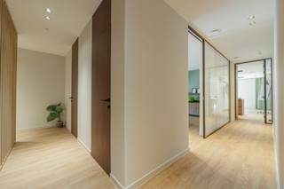 <h1>Exclusief bedrijfsvastgoed met high-end kantoorafwerking en 6 parkeerplaatsen te Diepenbeek<br /><br /></h1>
<p>Op een uitstekende locatie in het Industriepark van Diepenbeek, aan de Demerstraat 13, bevindt zich dit uitzonderlijk afgewerkte bedrijfsvastgoed met een totale oppervlakte van circa 260 m². Het pand combineert een hoogwaardige kantooromgeving met functionele werk- en stockageruimte en werd tot in de kleinste details ingericht met aandacht voor kwaliteit, comfort, technologie en energie-efficiëntie. Bovendien is het pand momenteel verhuurd aan een stabiele huurder voor € 5.318 per maand excl. btw, waardoor het niet alleen interessant is voor ondernemingen die op termijn op zoek zijn naar een representatieve bedrijfslocatie, maar eveneens een bijzonder aantrekkelijke opportuniteit vormt voor investeerders.<br /><br /></p>
<p>De eigendom omvat circa 175 m² stockageruimte en werkruimte en ongeveer 80 m² kantoorruimte. De kantooromgeving kent een uitgesproken high-end afwerkingsniveau en werd volledig ingericht met kwalitatieve topmaterialen, uitgebreid maatwerk en geïntegreerd inbouwmeubilair. De doorgedreven directe en indirecte verlichting zorgt samen met de zorgvuldig gekozen materialen voor een stijlvolle en professionele uitstraling. Airconditioning, vloerverwarming en verwarming via een warmtepomp dragen het hele jaar door bij aan een aangenaam binnenklimaat. Daarnaast is het gebouw uitgerust met ventilatiesysteem D.<br /><br /></p>
<p>Centraal in de kantoorruimte bevindt zich een volwaardige, hoogwaardig afgewerkte keuken, voorzien van energiezuinige A-toestellen en een Quooker-kraan. Verder beschikt het geheel over een afzonderlijke vergaderzaal, een aangename koffieruimte, verschillende toiletten en een aparte doucheruimte. Een geïntegreerd Sonos-soundsystem en de aanwezige lift verhoogt bovendien het gebruikscomfort en de toegankelijkheid.<br /><br /></p>
<p>Naast de representatieve kantooromgeving beschikt het pand over een praktische stockageruimte die rechtstreeks toegankelijk is via een automatische poort. Binnen deze ruimte is eveneens een EV-laadpunt voorzien. Buiten bevinden zich maar liefst vijf parkeerplaatsen, elk uitgerust met een eigen laadpaal. Zowel binnen als buiten werd camerabewaking geïnstalleerd en het gebouw beschikt over een alarmcentrale van Varel.<br /><br /></p>
<p>Ook energetisch is het gebouw sterk uitgerust. Naast de warmtepomp, vloerverwarming, ventilatie D en energiezuinige technieken zijn er maar liefst 68 zonnepanelen aanwezig. De combinatie van deze installaties met de uitgebreide laadmogelijkheden voor elektrische voertuigen maakt het geheel bijzonder toekomstgericht.<br /><br /></p>
<p>Een bijkomende troef is dat het pand wordt verkocht<strong> </strong>inclusief het aanwezige meubilair en de volledige inboedel, waardoor de hoogwaardige inrichting integraal deel uitmaakt van de verkoop. Enkel de ijzeren rekken in de stockageruimte zijn niet inbegrepen.<br /><br /></p>
<p>Dankzij de combinatie van circa<strong> </strong>260 m² oppervlakte, een luxueus afgewerkte kantooromgeving, functionele werk- en stockageruimte, vijf parkeerplaatsen met laadvoorzieningen, 68 zonnepanelen, doorgedreven technische installaties en een ligging op het Industriepark van Diepenbeek betreft dit een bedrijfsvastgoed dat zich duidelijk onderscheidt van het klassieke aanbod.<br /><br /></p>
<p>Met een actuele huuropbrengst van<strong> </strong>€ 5.318 per maand excl. btw, oftewel € 63.816 per jaar excl. btw, en een stabiele huurder vormt deze eigendom bovendien een interessante investeringsopportuniteit voor wie op zoek is naar kwalitatief bedrijfsvastgoed met een onmiddellijke huuropbrengst.<br /><br /></p>
<p>Graag een bezoek ter plaatse? Bel ons op 011 96 51 76 of mail ons op info@momentumvastgoed.be</p>