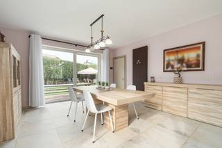 <strong>Ruime, instapklare villa nabij centrum Beitem </strong>– op slechts 10 min van Roeselare voorzien van  <strong>5 à 6 slpks</strong>.<br />Deze prachtige en verzorgde villa is gelegen op een perceel van <strong>683 m²</strong> en biedt alles wat u zoekt: ruimte, licht, comfort én een gunstige ligging vlak bij het centrum van Beitem.<br /><br />Bij het binnenkomen voelt u meteen de charme van de woning: een ruime inkomhal leidt u naar de <strong>lichtrijke leefruimte</strong>, waar u de<strong> hele dag door kan genieten van natuurlijk zonlicht</strong>. Aansluitend bevindt zich de <strong>ruime leefkeuken</strong> met zicht op de fraai aangelegde tuin – de perfecte plek om te genieten met familie en vrienden. Op het gelijkvloers vindt u ook een volledig ingerichte wasplaats en een verzorgde garage.<br /><br />Op de eerste verdieping bevinden zich <strong>vier ruime slaapkamers, waaronder één met dressing.</strong> De badkamer is uitgerust met ligbad, douche en afzonderlijk toilet. De tweede verdieping biedt nog <strong>twee extra kamers</strong>, ideaal als hobbyruimte, thuiskantoor of extra slaapkamers.<br /><br />Buiten is er een<strong> ruime oprit voor minstens 4 wagens,</strong> een zonneluifel en een prachtig onderhouden tuin.<br /><br /><strong><u><em>Extra troeven:</em></u></strong><br />Twee regenputten van 7.500 liter elk<br />Ventilatiesysteem C<br />Zonneluifel voor optimaal comfort<br />EPC: 115 (energiezuinig!)<br />Elektriciteit volledig gekeurd<br />Driedubbele beglazing<br />Zeer verzorgde en instapklare woning<br />bewoonbare opp. : 270 m²<br /><br /><u>De prijs is een richtprijs !</u><br /><br />Deze villa is een unieke kans voor wie op zoek is naar een ruime, energiezuinige en instapklare woning met een topligging in de nabijheid van Roeselare, bel ons nu 051/62 40 40 en maak uw afspraak