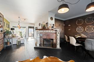 <p>Deze verzorgde en instapklare woning is rustig gelegen en biedt een ideale combinatie van comfort en functionaliteit. De lichtrijke leefruimte met open indeling sluit aan op een moderne, volledig uitgeruste keuken.</p>

<p>De woning beschikt over <strong>2 volwaardige slaapkamers</strong> en een stijlvolle badkamer. Daarnaast is er een <strong>garage met extra bergruimte</strong>, wat zorgt voor praktisch dagelijks gebruik.</p>

<p>Achteraan geniet u van een <strong>ruime, zonnige tuin</strong> met veel privacy.</p>

<p><strong>Troeven:</strong></p>

<ul><li>Instapklaar</li><li>2 slaapkamers</li><li>Garage</li><li>Ruime tuin</li><li>Centrale, rustige ligging nabij voorzieningen</li></ul>

<p>Ideaal voor starters of koppels die op zoek zijn naar een comfortabele woning zonder renovatiezorgen.</p>