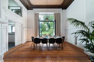 Ideaal gelegen tussen Stephaniaplein en Kasteleinplein, dicht bij winkels en openbaar vervoer, in een volledig gerenoveerd Beaux-Arts huis...