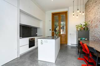 De woning is gelegen aan de Stationlei, op een steenworp afstand van het bruisende centrum van Vilvoorde. Op wandelafstand van het station van Vilvoorde, met een uitstekende en snelle verbinding richting Brussel, Mechelen en Leuven. Scholen, winkels, supermarkten, gezellige horeca en openbaar vervoer bevinden zich allemaal in de directe nabijheid.<br /><br />Door de jaren heen is de woning grondig gerenoveerd waardoor het pand een uitstekende staat kent en volledig instapklaar is. De authentieke elementen, zoals de originele vloertegels in de inkomhal, sierlijsten en sfeervolle deuren met glas-in-lood, geven het pand een unieke ziel en warme uitstraling.<br /><br />De indeling van het huis ziet er als volgt uit:<br /><br />Gelijkvloers:<br />- Karaktervolle inkomhal met authentieke vloer en stijlvolle traphal<br />- Gastentoilet met lavabo<br />- Lichte en ruime leefruimte, voorzien van een sfeervolle pelletkachel<br />- Aaneensluitende eetplaats<br />- Moderne, open keuken met eiland, uitgerust met hoogwaardige toestellen en grote raampartijen die zorgen voor direct zicht op de tuin<br />- Handige berging/wasplaats met aansluiting voor wasmachine en droogkast<br />- Gezellige, onderhoudsvriendelijke stadstuin, volledig omheind<br /><br />Eerste verdieping:<br />- 3 ruime slaapkamers met veel lichtinval. Eén kamer heeft de mogelijkheid om een douche te installeren, de leidingen zijn reeds voorzien<br />- Badkamer, uitgerust met dubbele lavabo, toilet en groot ligbad <br /><br />Tweede verdieping & Mezzanine:<br />- 4e slaapkamer<br />- 5e slaapkamer en 6e (slaap)kamer ideaal voor een groot gezin, thuiswerkplekken of een hobbyruimte. Mogelijkheid tot het inrichten van een studio-ruimte op de bovenste verdieping (watervoorziening reeds aanwezig)<br /><br />Kelder:<br />- Deels onderkelderde ruimte voor extra opslag<br /><br />Belangrijkste troeven op een rij:<br />- Prachtig gerenoveerd herenhuis met behoud van authentieke elementen<br />- Zeer ruime woning (229 m² bewoonbaar)<br />- Energiezuinig (EPC B) en conforme elektriciteit<br />- Strategische ligging vlakbij openbaar vervoer, scholen en het centrum.<br /><br />Interesse in een bezoek? Neem vandaag nog contact op voor meer informatie of om een bezichtiging in te plannen!<br /><br />Bestuursmaatregelen in het maatregelenregister: nee