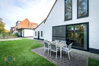 Halfopen woonst die PRAKTISCH &amp; met SMAAKVOL DESIGN werd ontworpen, resulterend in een hedendaags &amp; energiezuinig geheel met een woonkwaliteit om U tegen te zeggen. Het uitgestrekte gelijkvloers geflankeerd door een zee aan natuurlijk daglicht in combinatie met de vele EXTRA WOONTROEVEN verzekeren u van een ijzersterk woon-DNA voor de toekomst. De praktisch aangelegde tuin met meerdere terrassen, buitenberging, dubbele carport met 2 extra parkeerplaatsen, zijdelingse in- en uitgang, ... voorzien u naadloos van een intieme geborgenheid. Kom en verken...<br /><br />Het gelijkvloers verdeelt zich in:<br />* Inkomhal <br />* Ruime leefruimte met eet- en zithoek <br />* Open woonkeuken<br />* Gastentoilet<br />* Berging met wasruimte / Technische ruimte / Bergzolder via luik<br />* Extra berging <br />* Tuin met meerdere terrassen / Extra buitenberging /Dubbele carport <br />* Tevens een oprit met 2 extra staanplaatsen <br /><br />De 1ste verdieping herbergt:<br />* Nachthal met inmaakkast &amp; apart gastentoilet<br />* 2 slaapkamers<br />* Dressing<br />* Badkamer (wastafel / ligbad / inloopdouche)<br /><br />De 2de verdieping omvat:<br />* Master bedroom met dressingruimte<br /><br />EXTRA TROEVEN: Instapklaar / Charmante uitstraling / Elektriciteit CONFORM / Maatwerk / Asbestveilig / Waterontharder / ...<br /><br />Sted Inl in aanvraag.