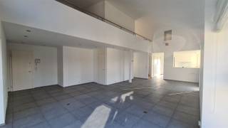 DEZE BIJZONDERE DUPLEX PENTHOUSE BEVINDT ZICH IN HET BRUISENDE CENTRUM VAN KONTICH OP WANDELAFSTAND VAN SCHOLEN, WINKELS, HORECA EN HET...