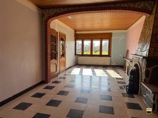 <h3><span>Te renoveren woning met bijgebouwen en tuin in landelijke omgeving nabij <br />Borgloon</span></h3><p><span>In een charmante en landelijke deelgemeente van Borgloon bevindt zich deze te renoveren <br />woning met tal van mogelijkheden. Dankzij de ruime volumes, de praktische indeling en de<br />aanwezigheid van bijgebouwen vormt deze eigendom een uitstekende opportuniteit voor wie <br />op zoek is naar een renovatieproject met potentieel.</span></p><p><span>Via de inkomhal betreedt u de woning, die op het gelijkvloers beschikt over een ruime leefruimte en<br />een grote eetkamer. Aansluitend bevindt zich de keuken met daarachter de badkamer. De bestaande <br />indeling biedt verschillende mogelijkheden om de woning naar hedendaagse woon normen<br />te herinrichten. Op de eerste verdieping geeft de nachthal toegang tot drie volwaardige en ruime <br />slaapkamers. De woning is bovendien voorzien van een kelder, ideaal als extra bergruimte.</span></p><p><span>Achter de woning bevinden zich een garage en meerdere stallingen, die tal van mogelijkheden bieden<br />voor opslag, hobbyruimte of werkruimte. Via de zijdelingse inrit is het achterliggende gedeelte<br />van het perceel vlot bereikbaar.</span></p><p><span>De eigendom wordt vervolledigd door een mooie, rustig gelegen tuin waar u in alle privacy kan<br />genieten van het landelijke karakter van de omgeving.</span></p><p><span>Sterke punten van deze eigendom:</span></p><p><span>*Rustige ligging in een landelijke deelgemeente<br />*Ruime woning met authentiek karakter<br />*Drie volwaardige slaapkamers<br />*Garage en meerdere bijgebouwen/stallingen<br />*Zijdelingse inrit met goede toegankelijkheid<br />*Mooie en rustig gelegen tuin<br />*Tal van renovatiemogelijkheden</span></p><p><span>Bent u op zoek naar een woning die u volledig naar eigen smaak kan renoveren in een groene en rustige omgeving? <br />Dan is deze eigendom zeker een bezoek waard.</span></p><p><span>Contacteer ons voor meer informatie of een bezichtiging via 012 26 22 05</span></p><p><span> </span></p><p><span> </span></p>