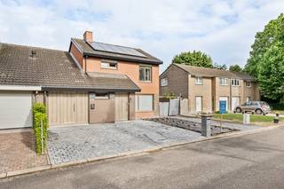 Energiezuinige gezinswoning (B) met 4 slaapkamers, inpandige garage en onderhoudsvriendelijke tuin in een kindvriendelijke buurt<br /><br />In een rustige en <strong>kindvriendelijke omgeving</strong> in Moorsele bevindt zich deze instapklare halfopen gezinswoning met een <strong>ruime bewoonbare oppervlakte van maar liefst 215m²</strong>.<br />De woning onderging tussen 2016 en 2020 een grondige en doordachte renovatie, waarbij bijzondere aandacht werd besteed aan kwaliteit, functionaliteit en hedendaags wooncomfort.<br />Vandaag presenteert deze eigendom zich als een <strong>verzorgde en energiezuinige thuis</strong>, perfect voor wie op zoek is naar ruimte, een praktische indeling en een vlotte bereikbaarheid.<br /><br />Ook op energetisch vlak scoort deze woning bijzonder sterk. Met een EPC van slechts 153 kWh/m² en een <strong>B-label</strong> bent u hier verzekerd van een toekomstgerichte woonst.<br />De aanwezigheid van <strong>20 zonnepanelen met een totaalvermogen van 6.500 Wp</strong> draagt hier in belangrijke mate toe bij.<br />Verder beschikt de woning over tal van extra troeven zoals een regenput van 5.000 liter, laadpaal, elektrische rolluiken, conforme elektriciteit, een Minimax-waterverzachter, een pelletkachel van 11 kW als bijkomende verwarming en een geïntegreerd Google Home-systeem.<br /><br />Bij het binnenkomen wordt u verwelkomd in een verzorgde inkomhal met gastentoilet. Van daaruit komt u in de ruime zithoek, die aansluit op de leefruimte met lichtrijke aanbouw.<br />Deze aangename woonomgeving vloeit verder over in de bijzonder ruime leefkeuken met ontbijthoek, die zonder twijfel het hart van de woning vormt. De keuken is volledig geïnstalleerd, geniet van veel natuurlijke lichtinval en beschikt over meer dan voldoende opbergruimte, waardoor ze perfect aansluit bij het dagelijkse gezinsleven. Aansluitend bevindt zich de inpandige garage, aangevuld met extra berg- en wasruimte, wat het praktische karakter van deze woning nog extra onderstreept.<br /><br />Ook buiten heeft deze woning heel wat te bieden. De zongerichte en onderhoudsvriendelijke tuin vormt een aangename buitenruimte waar u in alle rust kan genieten van licht, privacy en openheid.<br />Bovendien biedt deze tuin nog heel wat mogelijkheden om verder naar eigen smaak in te richten, zodat u hier moeiteloos een gezellige plek creëert om te ontspannen, te spelen of te genieten met familie en vrienden.<br /><br />Op de eerste verdieping bevinden zich de nachthal, een apart toilet, vier volwaardige slaapkamers en een knappe badkamer uitgerust met inloopdouche, ligbad en dubbele wastafel.<br /><br />Op de tweede verdieping is er bovendien nog een geïsoleerde zolderruimte, ideaal als extra stockageruimte.<br /><br /><strong>Deze woning weet ruimte, energiezuinigheid en hedendaags wooncomfort op een bijzonder aangename manier te combineren.</strong><br />Dankzij de kindvriendelijke ligging, de sterke afwerking en de vele praktische troeven is dit een eigendom die bijzonder interessant is voor gezinnen die op zoek zijn naar een instapklare woning in Moorsele.<br /><br />EPC 153 kWh/m2 - B Label<br /><br /><strong>BEZOEK- EN BIEDMOMENT WOENSDAG 17 JUNI 2026 van 16u tem 20u (mits afspraak)</strong><br /><br />+ Ruime bewoonbare oppervlakte van 215m2<br />+ 4 slaapkamers en inpandige garage<br />+ Reeds grondige renovatie ondergaan<br />+ 20 zonnepanelen (6.500 Wp)<br />+ Laadpaal<br />+ Regenput van 5.000 liter<br />+ Google Home Systeem<br />+ Centrale verwarming op gas & bijkomende pelletkachel (11 kw)<br />+ Kindvriendelijke ligging, doodlopende straat en toch centrumgericht<br /><br />KOOP DEZE TOPPER RECHTSTREEKS VAN DE EIGENAARS!<br /><br />0487/73.71.43<br /><br />DEZE WONING WORDT VERKOCHT ZONDER VASTGOEDMAKELAAR!<br /><br />Ook beslist om uw eigendom te verkopen? Bespaar de makelaar dankzij onze reeds bewezen succesformule.
