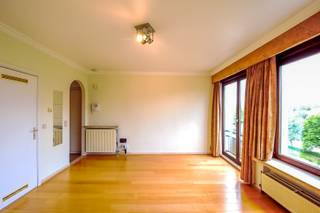 OPGELET: om dit pand te huren of bezichtigen vragen wij steeds eerst een virtueel bezoek te brengen aan het pand. Ga hiervoor naar www.rosseel.be en vul de referentie XE05 in in het veld ‘zoek’ bovenaan rechts. Kies dan ‘360°’. De website helpt je nu verder voor de volgende stappen.<br /><br />Deze ongemeubelde studio is gelegen op de derde verdieping en kent een oppervlakte van 32m². Bij het betreden van de studio komt u in de keuken (voorzien van toestellen en ingemaakte kasten), leefruimte/slaapkamer met prachtig zicht op de Leie en de badkamer (voorzien van ligbad en lavabo). Deze studio kent een uiterst gunstige liggen, op wandelafstand van centrum Gent en Gent Sint-Pieters. Deze is onmiddellijk beschikbaar. Bij de huurprijs komen er 50 € kosten voor gemeenschap en water.