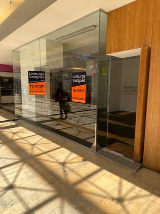 Ontdek dit interessante handelspand gelegen in Shopping 2 in het centrum van Genk. Met een oppervlakte van ca. 39m² is dit het ideale pand voor...