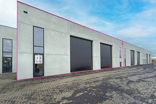 Nieuwbouw Unit te huur in bedrijventerrein Deinze Noord, vlakbij de oprit en afrit van de E40 in Drongen. De unit heeft een oppervlakte van 886 m²...