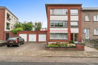 <p><strong>Te koop: Gelijkvloers appartement met tuin, garage en oprit op toplocatie in Deurne!</strong><br /><br />Bent u op zoek naar een woning die u volledig naar uw eigen smaak kunt inrichten? Dan is dit gelijkvloers appartement in Deurne een unieke opportuniteit.<br /><br />Dit op te frissen, maar zeer goed onderhouden appartement beschikt over tal van troeven, waaronder een aangename privatieve tuin, een ruime garagebox met eigen oprit en een praktische kelderberging. Dankzij de gelijkvloerse ligging geniet u bovendien van een vlotte toegankelijkheid en extra wooncomfort.<br /><br />Ook de ligging is een absolute meerwaarde. Hier bevindt u zich op een centrale en gunstige locatie in Deurne, met winkels, scholen, openbaar vervoer en belangrijke invalswegen op korte afstand. Bovendien zijn verschillende parken en recreatiemogelijkheden in de nabije omgeving.</p>
Belangrijkste ruimtes:<br />• Woonkamer <br />• Keuken met toegang naar de tuin<br />• Badkamer met ligbad en wastafel<br />• Zonnige tuin<br />• Twee slaapkamers<br />• Apart toilet<br />• Wasplaats<br /><br />Troeven:<br />• Rustige ligging met uitstekende bereikbaarheid, nabij invalswegen, winkels, horeca en openbaar vervoer<br />• Zonnige tuin achteraan<br />• Garagebox mét oprit, toegankelijk vanuit de tuin <br /><br />Neem vandaag nog contact op met je ERA-makelaar voor een bezoek. JOUW DROOMWONING ZO GEVONDEN!