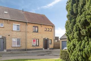 Volledig vernieuwd halfopen huis te koop in Vlamertinge met 3 slaapkamers en leuke tuin. Deze gezinswoning werd tussen 2016 en 2019 volledig aangepakt en gerenoveerd. De prachtige woonkamer is voorzien van een volledig nieuwe uitbouw die zorg voor een mooie connectie met de tuin. Ook op de eerste verdieping is er een uitbouw waardoor de woning 3 volwaardige slaapkamers heeft en een erg ruime badkamer. Uitermate geschikt voor wie op zoek is naar een vernieuwde woning zonder renovatiewerken en een gunstig EPC! Gelegen aan een residentieel pleintje bij de Poperingseweg geniet dit huis verder van een vlotte bereikbaarheid tussen Ieper en Poperinge. Vraag nu je bezoek aan en kom langs tijdens een van de bezoekmomenten!INDELINGGelijkvloerse verdieping: Inkomhal met apart toilet - ruime lichtrijke woonkamer voorzien van een mooie uitbouw en een volledig geïnstalleerde open keuken - wasplaats/berging - leuke omheinde tuin met terras vervaardigd uit gepolierde beton - uitweg naar de straat via poort - kwalitatieve tuin-en fietsenberging - parkeerplaats.Eerste verdieping: Drie volwaardige slaapkamers - ruime badkamer met dubbel lavabomeubel, toilet, inloopdouche en ligbad.Verder heeft deze woning nog een ruime zolder (kamer mogelijk) en een droge kelder.TOEVEN- Volledig vernieuwd- Halfopen huis met directe toegang naar tuin- Drie volwaardige slaapkamers en ruime badkamer- Vlotte verbinding met Ieper en Poperinge- Vloerverwarming - Elektriciteit conform- Gunstig EPC (B)De eigendom wordt aangeboden via de Pre-sale formule. Op 18/04/2026 tussen 10:00 en 12:00 kan u de woning op afspraak komen bezichtigen en een bod uitbrengen. De vermelde prijs is een instelprijs. Voor meer info, gelieve contact op te nemen met de dossierverantwoordelijke.