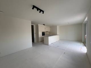Op zoek naar een nieuwbouwappartement te huur in Blankenberge?<br /><br />Dan is dit felbegeerde nieuwbouwproject in de Ontmijnerstraat precies wat u zoekt. Dit project combineert optimaal wooncomfort, energiezuinigheid en een hoogwaardige afwerking.<br /><br />Dankzij de uitstekende ligging geniet u van een ideale balans tussen rust en bereikbaarheid. Het stadscentrum, winkels, openbaar vervoer, scholen en de zeedijk bevinden zich allemaal op korte afstand. Bovendien zijn de belangrijkste in- en uitvalswegen vlot bereikbaar, wat deze locatie bijzonder aantrekkelijk maakt voor gezinnen, koppels én alleenstaanden.<br /><br />De residentie omvat verschillende hedendaagse appartementen met een doordachte indeling, veel lichtinval en een hoogwaardige afwerking. Elk appartement werd ontworpen met aandacht voor wooncomfort en praktisch gebruiksgemak.<br /><br />Het aanbod bestaat uit 5 verschillende types:<br /><br /><ul><li>Appartement type 1 – 001<br /><br /> Ruim gelijkvloers appartement met 2 slaapkamers en een ruime tuin.<br /><br /> Huurprijs: € 1.125 / maand <br /><br /> Provisie gemeenschappelijke lasten: € 50 <br /><br /></li><li>Appartement type 2 – 002<br /><br /> Gezellig gelijkvloers appartement met 1 slaapkamer en een tuin.<br /><br /> Huurprijs: € 875 / maand<br /><br /> Provisie gemeenschappelijke lasten: € 25<br /><br /></li><li>Appartement type 3 – 101 &amp; 201<br /><br /> Moderne appartementen met 2 slaapkamers en een terras.<br /><br /> Huurprijs: € 1.050 / maand<br /><br /> Provisie gemeenschappelijke lasten: € 75<br /><br /></li><li>Appartement type 4 – 102 &amp; 202<br /><br /> Ruime appartementen met 3 slaapkamers en een terras.<br /><br /> Huurprijs: € 1.150 / maand<br /><br /> Provisie gemeenschappelijke lasten: € 75<br /><br /></li><li>Appartement type 5 – 301 (penthouse)<br /><br /> Charmant appartement op de dakverdieping met 2 slaapkamers en een ruim terras.<br /><br /> Huurprijs: € 975 / maand<br /><br /> Provisie gemeenschappelijke lasten: € 75<br /><br />Daarnaast zijn er binnen de residentie ook garageboxen en staanplaatsen beschikbaar.<br /><br />Er zijn in totaal 5 garageboxen, die optioneel kunnen gehuurd worden aan €160 per maand. Deze garageboxen zijn voorzien van de mogelijkheid om een elektrische wagen op te laden.<br /><br />Verder zijn er 3 staanplaatsen beschikbaar aan €100 per maand.<br /><br />Deze nieuwbouwresidentie biedt tal van troeven: energiezuinig wonen, moderne architectuur, kwalitatieve materialen, comfortabele leefruimtes en een uitstekende ligging nabij alle voorzieningen én de kust. Een ideale woonplek voor wie op zoek is naar hedendaags wooncomfort in een aangename omgeving.<br /><br />Domiciliëring op het adres is verplicht.<br /><br />EPB in opmaak!<br /><br />Beschikbaar 1/06/2026</li></ul>