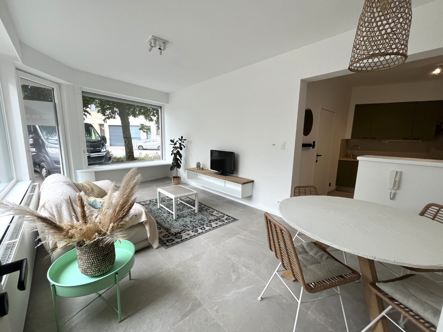 Volledig vernieuwd gelijkvloersappartement met 2 slaapkamer en een garage, rustig gelegen in een kleinschalige residentie op wandelafstand van het strand en het centrum van Oostende. - foto 4