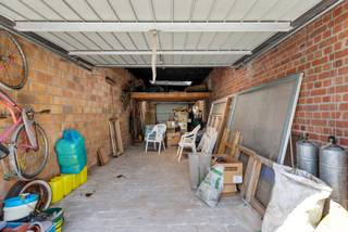 Grond met garage te koop in het centrum van Houtem (Veurne).<br /><br />Oppervlakte garage: +/- 40 m².<br />Oppervlakte grond: 489 m²<br /><br />Meer info of een afspraak? Contacteer ons!