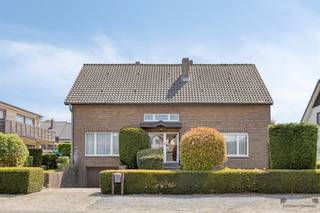 Bent u op zoek naar een woning met ruimte, karakter én mogelijkheden om volledig naar uw smaak te renoveren? Dan is deze woning in...