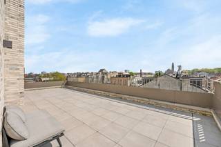 <p>Op een gegeerde locatie nabij het bruisende centrum van Antwerpen bevindt zich deze stijlvolle penthouse van ca. 126 m², een unieke combinatie van ruimte, licht en discretie.</p>
<p>Als enige appartement op de bovenste verdieping geniet u hier van volledige privacy en rust. De penthouse is rechtstreeks bereikbaar via lift en trap, wat zorgt voor een bijzonder comfortabel en exclusief woongevoel.</p>
<p>Bij het binnenkomen wordt u verwelkomd in een verzorgde inkomhal met ingemaakte kasten en een apart gastentoilet. De ruime leefruimte met open, volledig geïnstalleerde keuken vormt het kloppende hart van de woning. Dankzij de grote raampartijen baadt deze ruimte in natuurlijk licht en ontstaat er een aangename connectie met het terras.</p>
<p>Aansluitend bevindt zich een praktische berging, ideaal als wasruimte of extra opslag.</p>
<p>De penthouse beschikt over twee volwaardige slaapkamers, waarvan één voorzien is van ingemaakte kasten. De badkamer is stijlvol afgewerkt en uitgerust met een inloopdouche, dubbele lavabo en een tweede toilet.</p>
<p>Het absolute pronkstuk is het ruime, zonnige terras waar u in alle rust en privacy kan genieten, een zeldzaam gegeven midden in de stad. <span></span></p>
<p>Verder beschikt het appartement over een privatieve autostaanplaats met achterliggende berging en een gemeenschappelijke fietsenstalling.</p>