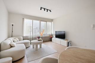<p><span>Instapklaar &amp; stijlvol appartement voor starters in Schoten!</span></p><p><span>Ben jij op zoek naar je </span><span>eerste eigen plek</span><span> of een slimme investering? Dan is dit </span><span>volledig gerenoveerde appartement (2024)</span><span> exact wat je zoekt!</span></p><p><span>Gelegen op de </span><span>2de verdieping (zonder lift)</span><span> ideaal voor wie geen schrik heeft van een trapje en houdt van een actievere levensstijl vind je dit </span><span>lichte en modern appartement</span><span>.</span></p><p><span>De </span><span>ruime woonkamer </span><span>geeft je een instant "thuis gevoel" een super praktische</span><span> keuken</span><span> met aparte eethoek, moderne badkamer en de ruime slaapkamer maakt dit appartement compleet.</span></p><p><span>In het kort:<br /></span><span>1 ruime slaapkamer</span><span><br /></span><span>Moderne badkamer met inloopdouche en toilet</span><span><br /></span><span>Elektriciteit conform</span><span><br /></span><span>EPC-label D<br />Asbestveilig<br />Geen lift -> lage vaste kost </span></p><h3><span>Waarom dit jouw match is:</span></h3><p><span>Volledig vernieuwd gewoon verhuizen en genieten !<br />Perfect voor starters of jonge koppels<br />Centrale ligging nabij winkels, openbaar vervoer en verbindingswegen</span></p><p><span>Klaar om je eerste eigen stek te bemachtigen? Contacteer </span><span>Verlimmo </span><span>en plan je bezoek: <span>www.verlimmo.be</span></span><span> of 03 658 95 58</span></p><p><span>*De vermelde bewoonbare oppervlakte is gebaseerd op de bruikbare vloeroppervlakte zoals vermeld op het EPC-verslag</span></p><p><span> </span></p><p><span> </span></p><p><span> </span></p>