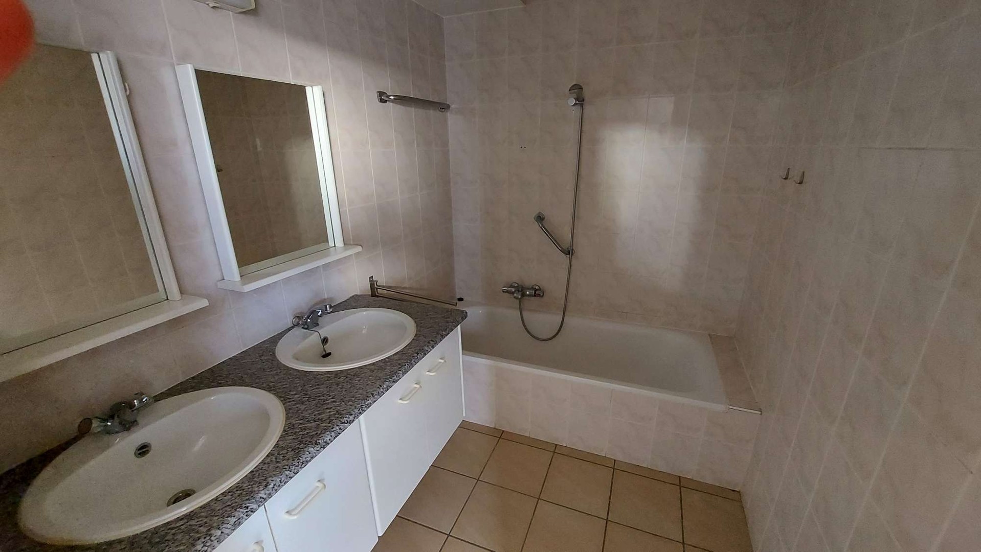 Gelijkvloers appartement met 2 slaapkamers, terras en garage - foto 4