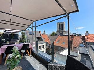 <strong>Ligging</strong><br /><br />De <strong>penthouse (service flat)</strong> maakt deel uit van de residentie "Collegehof" en is gelegen in het hart van de historische stad Gent. Exclusief wonen en ondersteuning van zorgverlening gaan hier hand in hand. Als bewoner van deze residentie kan u gebruik maken van de gemeenschappelijke ruimte op het gelijkvloers alsook van de prachtige binnentuin waar u rustig kan vertoeven. Verder geniet u dankzij deze unieke locatie van de nabijheid van winkels, restaurants en openbaar vervoer. <br /><br /><strong>Indeling</strong><br /><br />Het appartement is gelegen op het <strong>4de verdiep</strong>. Het dak appartement met zicht op de Sint-Michielskerk bevat twee slaapkamers, twee terrassen en heeft een bewoonbare oppervlakte van <strong>127m2</strong>. <br /><br />De penthouse wordt op dit moment <strong>verhuurd voor een periode van onbepaalde duur</strong>.<br />Extra voordeel: Vrijstelling van onroerende voorheffing! <br /><br />Kortom, een perfecte investering naar de toekomst toe!<br /><br />Voor inlichtingen en/of bezoek, bel Guillaume Delbecque 0472/25.70.76
