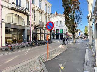 Meer info of een bezoek? 09 279 11 22 of info@centeroffice.be<br />Dit handelspand van +-120m2 over 2 verdiepen en +-60m2 (berging/kelder) bevindt zich in de Volderstraat, één van de drukste winkelstraten van Gent aan de hoek van de Veldstraat. Dicht bij de Gentse universiteit. Bovendien ligt het op amper een zucht verwijderd van het toeristisch en tevens historisch hart van Gent. Daarmee bedoelen we: het Belfort, de St.Baafskathedraal met het Lam Gods, het Gravensteen, het Geeraard de Duivelssteen, het Hotel d'Hane Steenhuyse en het Huis Arnold Vander Haeghen.  Dit ruim handelspand is volledig onderkelderd. Aan stockeerruimte is hier dus geen gebrek. 