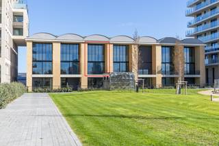 Ontdek deze unieke loft in Residentie Loft, een voormalige ijsfabriek die met respect voor haar rijke geschiedenis werd omgetoverd tot een exclusieve woonresidentie. Gelegen in de bruisende en vernieuwende wijk Oosteroever in Oostende, op een steenworp van zee en strand, geniet u hier van een uitzonderlijke combinatie van karakter, ruimte en modern wooncomfort. Deze prachtige loft beschikt over twee slaapkamers, een aangenaam terras en een indrukwekkende leefruimte waar grote raampartijen zorgen voor een overvloed aan natuurlijk daglicht. De hoge plafonds, open architectuur en hoogwaardige afwerking creëren een uniek gevoel van ruimte en luxe. Bovendien geniet u van een schitterend open zicht op het centrale park, een oase van rust midden in deze dynamische nieuwe stadswijk. De authentieke industriële uitstraling, gecombineerd met hedendaagse architectuur en verfijnde materialen, geeft deze loft een bijzonder exclusief karakter. Of u nu op zoek bent naar een stijlvolle vaste woonst, een luxueus tweede verblijf aan zee of een unieke vastgoedinvestering, deze loft biedt een uitzonderlijke woonbeleving op een van de meest veelbelovende locaties van Oostende. Contacteer ons vandaag nog voor meer informatie of een bezoek ter plaatse!